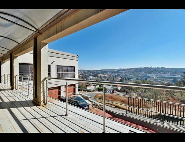 6 BEDROOM HOUSE FOR SALE IN GLENVISTA